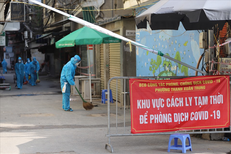 Nhiều lớp bảo vệ tại ổ dịch phường Thanh Xuân Trung.