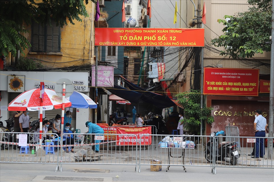 Nhiều lớp bảo vệ tại ổ dịch phường Thanh Xuân Trung.