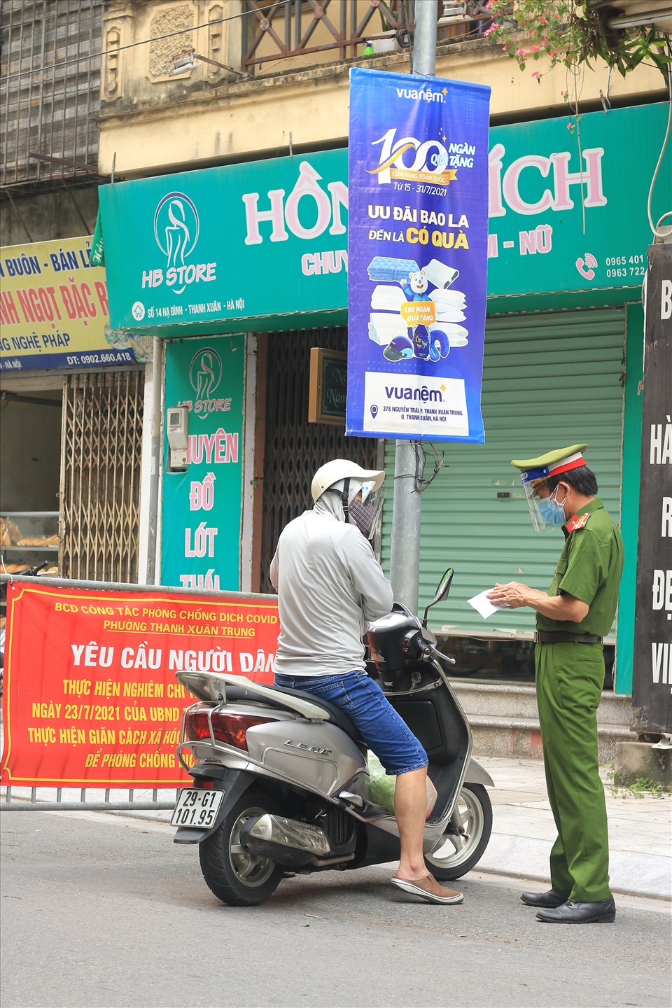 Công an phường Thanh Xuân Trung kiểm tra giấy đi đường của người dân.