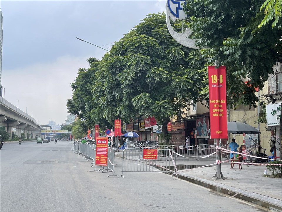 Hiện tại, ngõ 328 và từ số nhà 2B đến hết ngõ 330 đường Nguyễn Trãi (phường Thanh Xuân Trung) đang cách ly y tế tạm thời để phòng, chống dịch COVID-19 sau khi ghi nhận hàng loạt ca mắc mới.