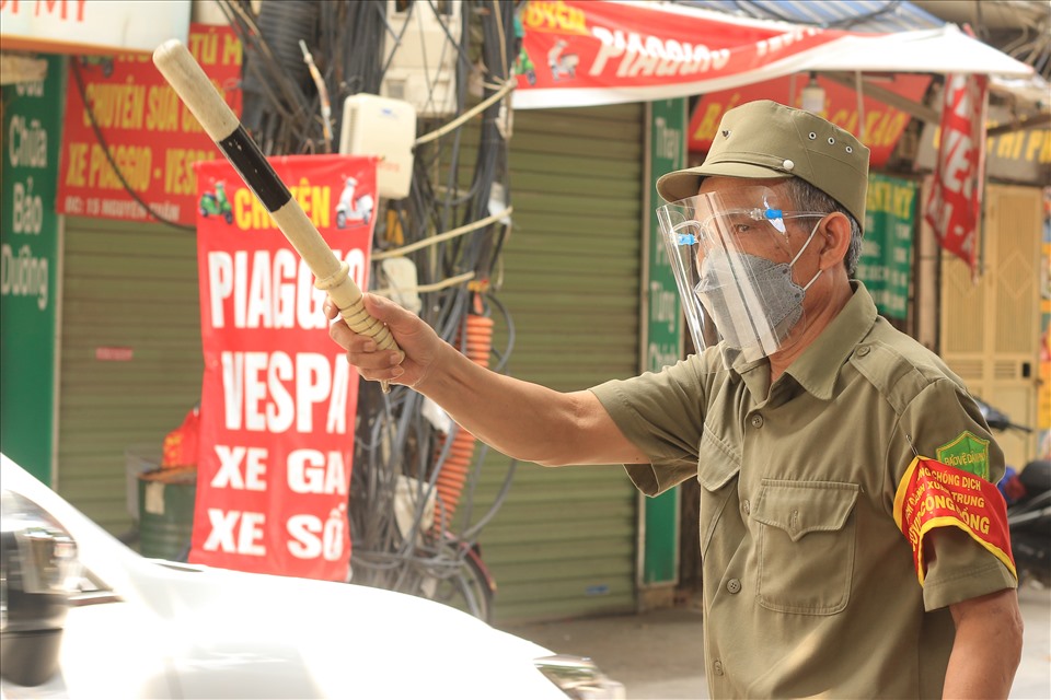 Lực lượng dân quân tự vệ, thanh niên tình nguyện, công an phường, hội phụ nữ,... thực hiện nhiệm vụ tại chốt kiểm soát đầu đường Nguyễn Tuân.