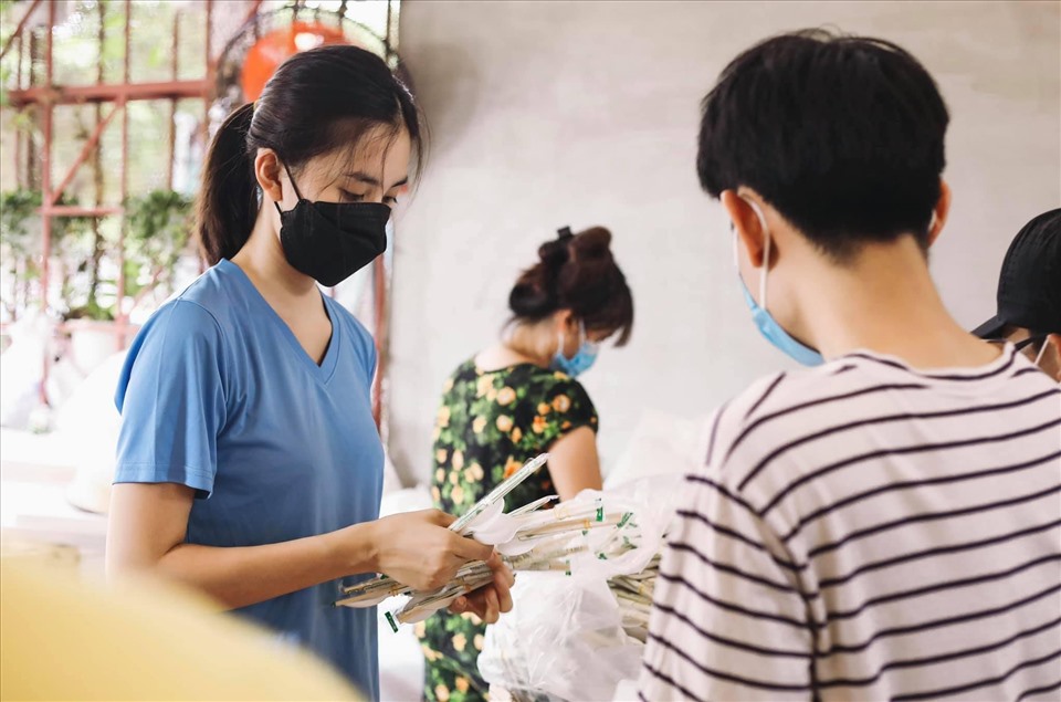 Bên cạnh thực hiện bếp ăn từ thiện, Tiểu Vy luôn tham gia các hoạt động hỗ trợ người khó khăn trong đợt dịch này. Ảnh: NVCC.
