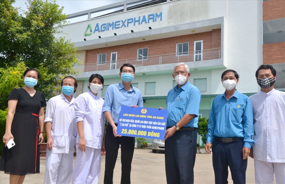 Chủ tịch LĐLĐ An Giang Nguyễn Thiện Phú trao hỗ trợ cho Công đoàn Công ty Cổ phần dược phẩm Agimexpharm. Ảnh: LT