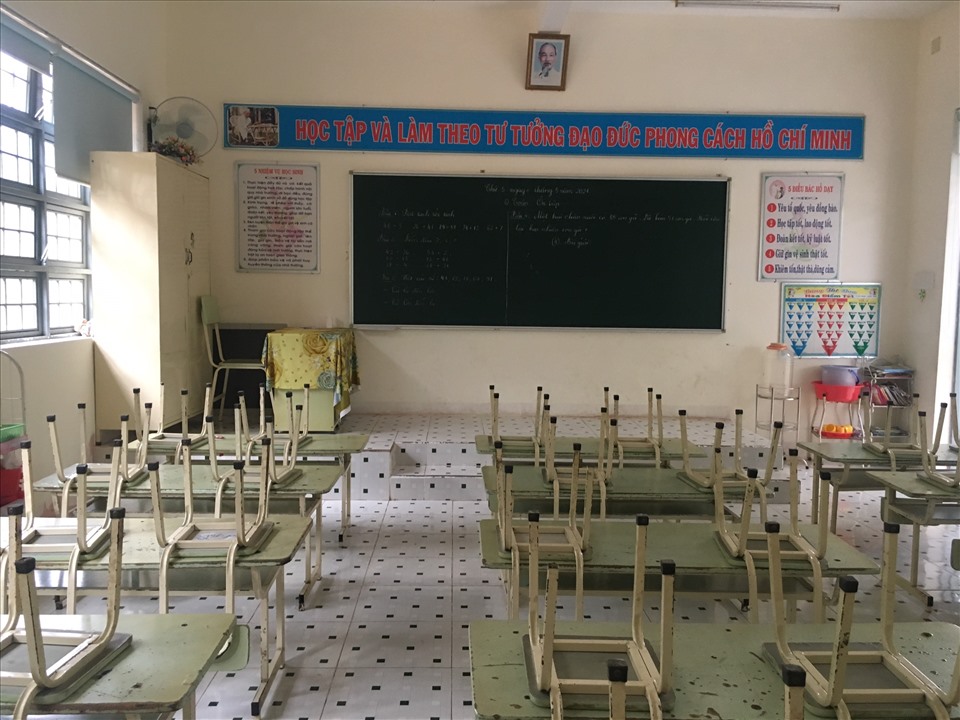 Thầy cô giáo chuẩn bị bàn ghế, phòng lớp cho năm học mới 2021-2022. Ảnh T.T
