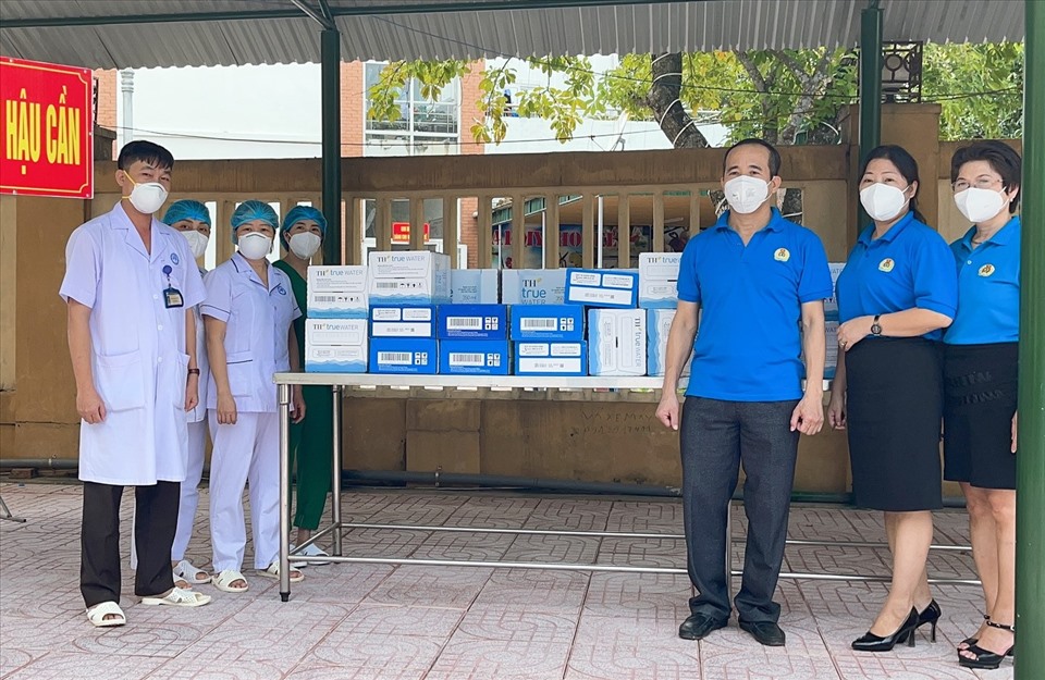 Công đoàn ngành Y tế tỉnh Nghệ An tặng quà cho Bệnh viện dã chiến số 5. Ảnh: HĐ