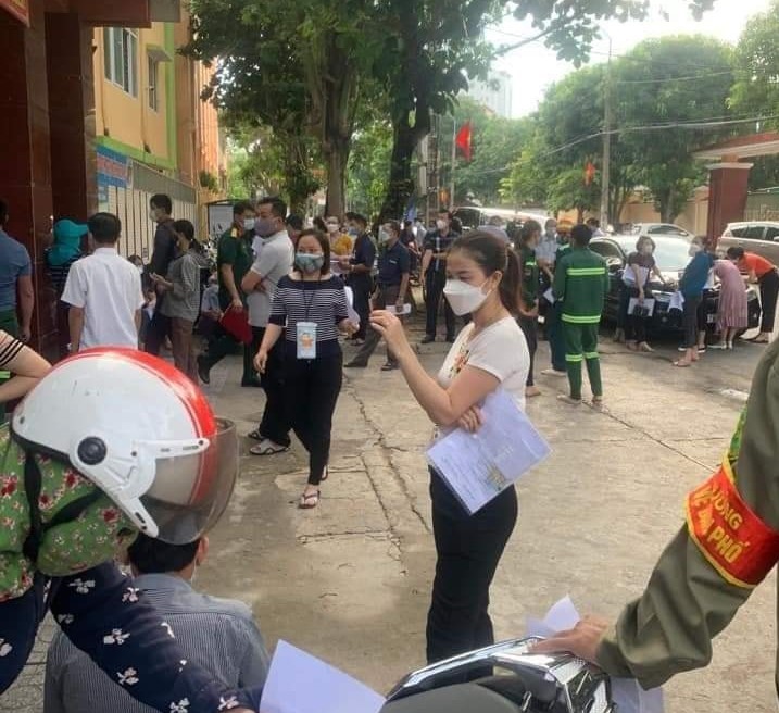 Người dân lo lắng nguy cơ lây lan dịch bệnh từ các điểm tiêm vaccine tại TP Vinh. Ảnh: Minh Châu