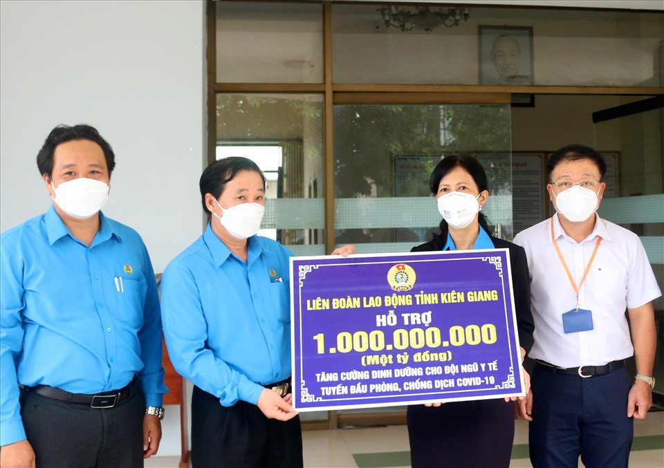 Chủ tịch LĐLĐ Kiên Giang Trần Thanh Việt trao bảng tượng trưng 1 tỷ đồng tiếp sức lực lượng y tế tham gia phòng chống dịch COVID-19. Ảnh: LT