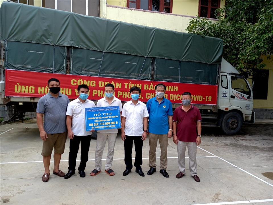 Đại diện LĐLĐ tỉnh Thanh Hóa nhận chuyến hàng hỗ trợ của LĐLĐ tỉnh Bắc Ninh cho công nhân lao động ở Thanh Hóa. Ảnh: Q.D