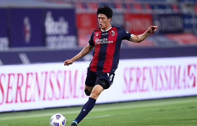 Tomiyasu đến Arsenal để đáp ứng kì vọng gì? Ảnh: Serie A.