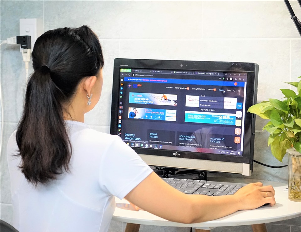 Khách hàng tại TP. Châu Đốc , tỉnh An Giang sử dụng truy cập Web CSKH để tra cứu các thông tin về sử dụng điện. Ảnh: EVNSPC cung cấp