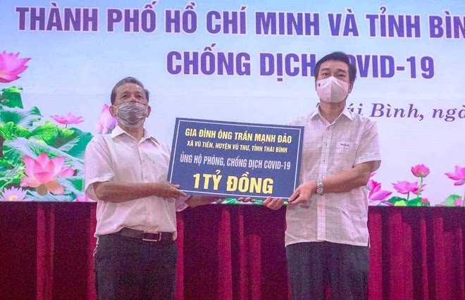 Ông Đảo (bên trái) trao tặng 1 tỉ đồng ủng hộ quỹ phòng, chống dịch COVID-19 tỉnh Thái Bình...