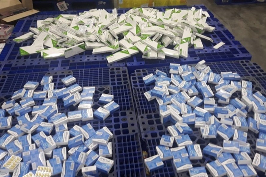 Hàng trăm hộp thuốc và các bộ kit test COVID-19 bị phát hiện. Ảnh: Hải quan cung cấp