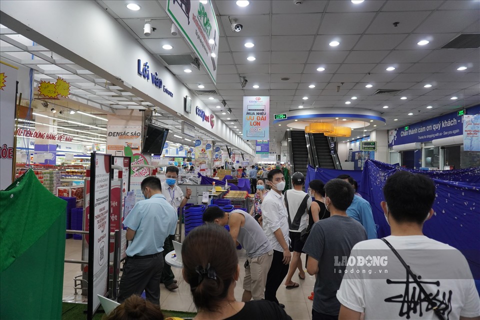 Tương tự, tại siêu thị Coopmart Thanh Hóa cũng tập trung rất đông người dân đến mua sắm.