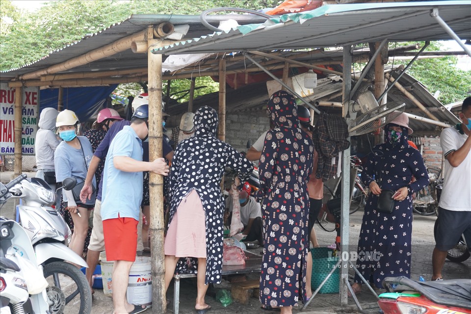 Từ chiều ngày 1.9, sau khi tỉnh Thanh Hóa quyết định cách ly toàn TP. Thanh Hóa, rất nhiều người dân đã tập trung về các chợ dân sinh, siêu thị để mua đồ.