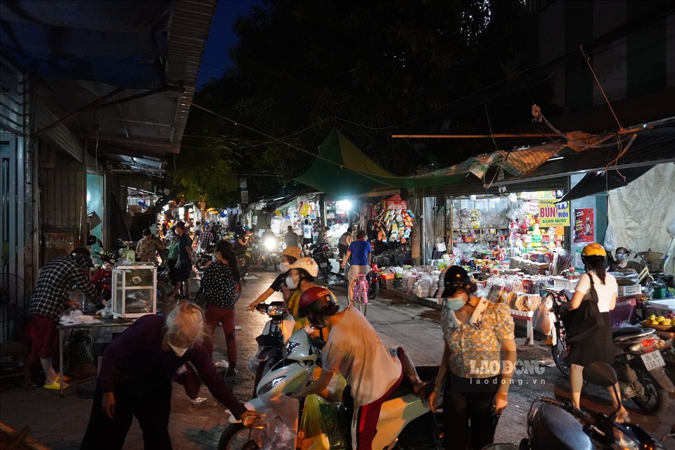 19h ngày 1.9, tại chợ Điện Biên, TP. Thanh Hóa người dân vẫn tập trung đông để mua thực phẩm.