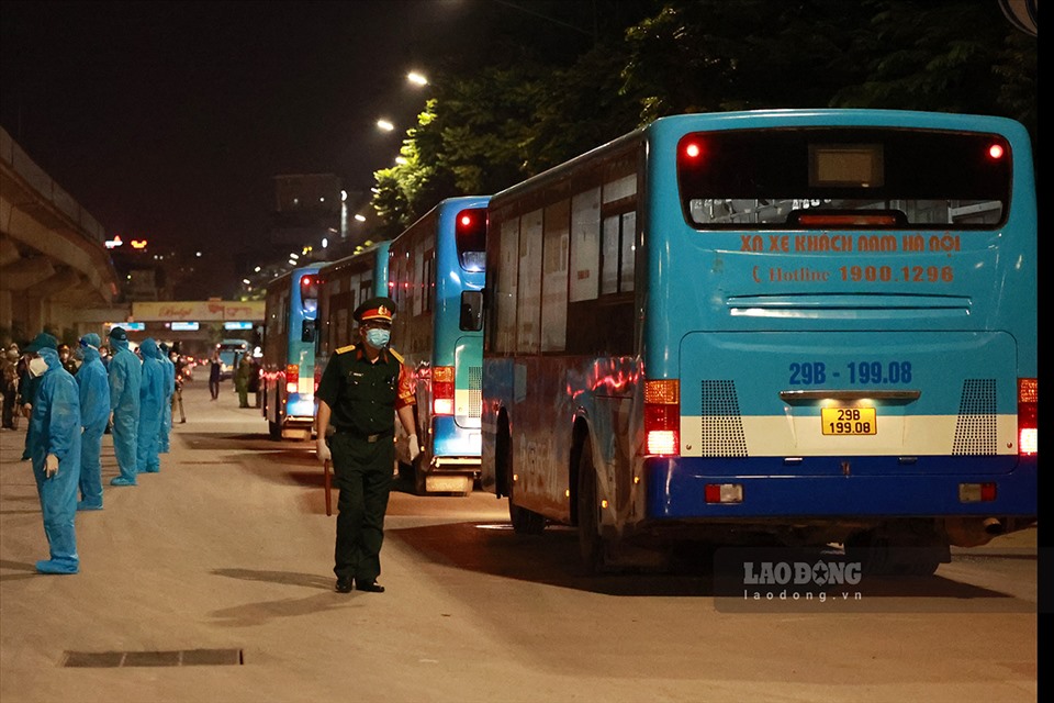 Quận Thanh Xuân huy động nhiều xe buýt vận chuyển người dân đến Khu ký túc xá của Đại học FPT.