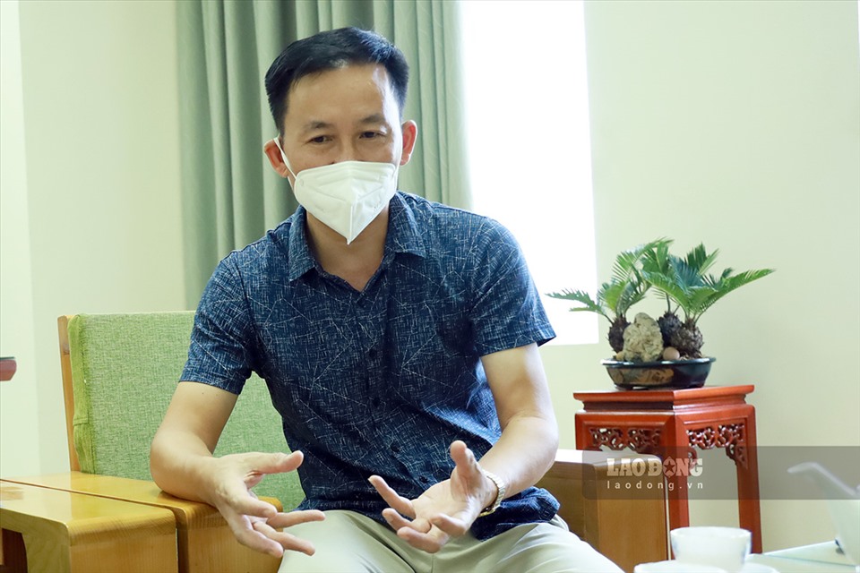 Ông Lê Xuân Hùng: “UBND huyện Mê Linh đang tổ chức quay phim, ghi hình 2 lần/ngày để theo dõi, giám sát việc chấp hành của người dân trong phòng, chống dịch COVID-19“. Ảnh: Hải Nguyễn