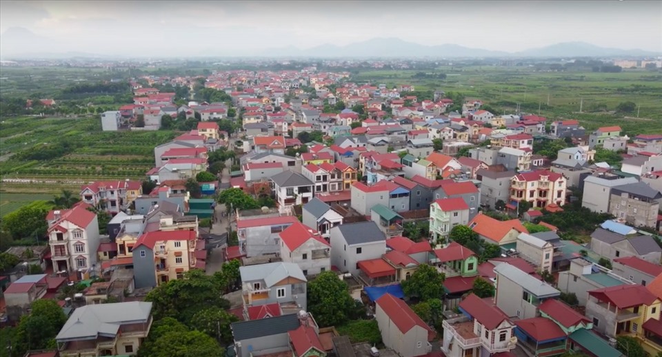 Sử dụng flycam giám sát người dân trong khu vực cách ly ở Mê Linh.