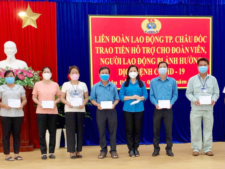 Phó Chủ tịch Thường trực LĐLĐ tỉnh An Giang Phan Thị Diễm trao hỗ trợ người lao động thuộc diện F1 và F2. Ảnh: LT