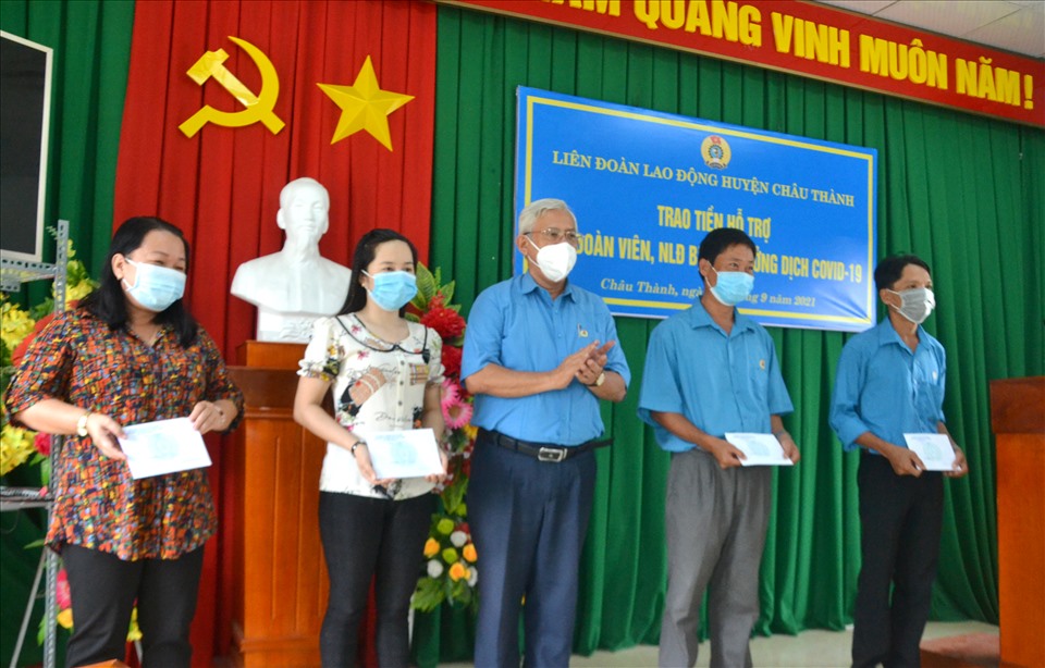 Chủ tịch LĐLĐ An Giang Nguyễn Thiện Phú trao  cho đại diện CĐCS để  tổ chức chuyển tới đoàn viên, người lao động trong đơn vị mình sớm nhất, chính xác nhất. Ảnh: LT