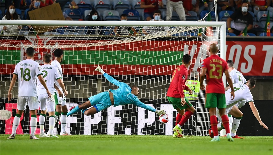 Ronaldo lập cú đúp bàn thắng vào lưới Cộng hòa Ireland để có bàn thắng thứ 110 và 111 cho đội tuyển Bồ Đào Nha. Ảnh: FIFA