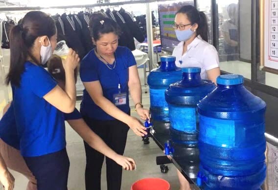 Công đoàn cơ sở Công ty TNG phối hợp với chuyên môn bồi dưỡng nước mát cho đoàn viên. Ảnh: CĐCS