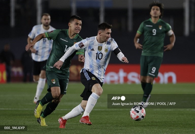 Ngay đầu trận, siêu sao Lionel Messi tiếp tục là tâm điểm với nhiều pha đi bóng khuấy đảo hàng thủ đội khách.