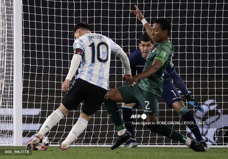 Phút 64, bộ đôi Messi và Lautaro có tình huống phối hợp bật tường đẹp mắt từ cánh trái, trước khi Messi ngoặt bóng loại bỏ cầu thủ phòng ngự của Bolivia để ghi bàn.