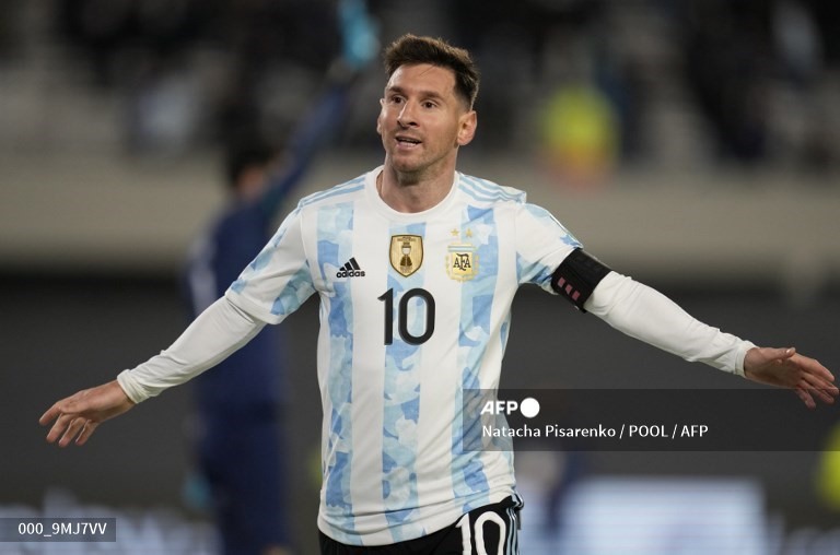 Ngày thi đấu chói sáng của Lionel Messi được khép lại bằng cú hat-trick ở phút 88. Đội trưởng tuyển Argentina có tình huống đá bồi cận thành, sau cú sút xa của Paredes bị thủ thành Lampe cản phá. Trước đó, chính số 10 là người bấm bóng từ cánh trái vào vòng cấm cho Gonzalez để tạo nên tình huống kể trên.
