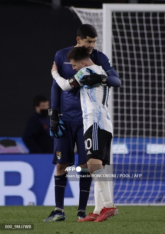 Thủ môn Carlos Lampe (Bolivia) không giấu được sự ngưỡng mộ sau màn trình diễn siêu hạng của Lionel Messi. Chiến thắng 3-0 trước Bolivia, đội tuyển Argentina giữ vững vị trí thứ 2 trên bảng xếp hạng vòng loại World Cup 2022 khu vực Nam Mỹ với 5 chiến thắng và 3 trận hoà, đứng sau Brazil.
