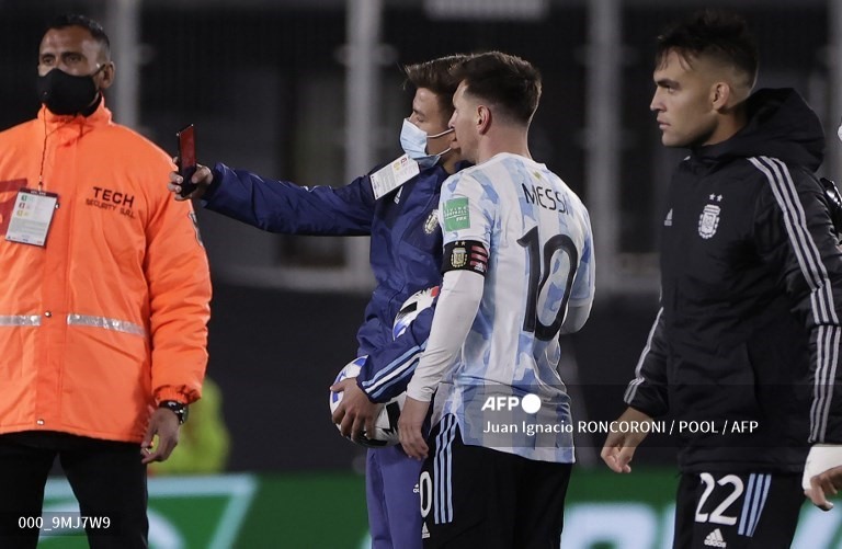 Ngôi sao người Argentina vui vẻ chụp ảnh cùng một cậu bé nhặt bóng ở cuối trận đấu. Với hat-trick trước Bolivia, Messi sở hữu 79 bàn thắng sau 153 trận khoác áo tuyển Argentina. Theo thống kê, có 34 bàn thắng từ các trận giao hữu, 13 bàn ở Copa America, 26 bàn ở vòng loại World Cup và 6 bàn ở vòng chung kết World Cup.