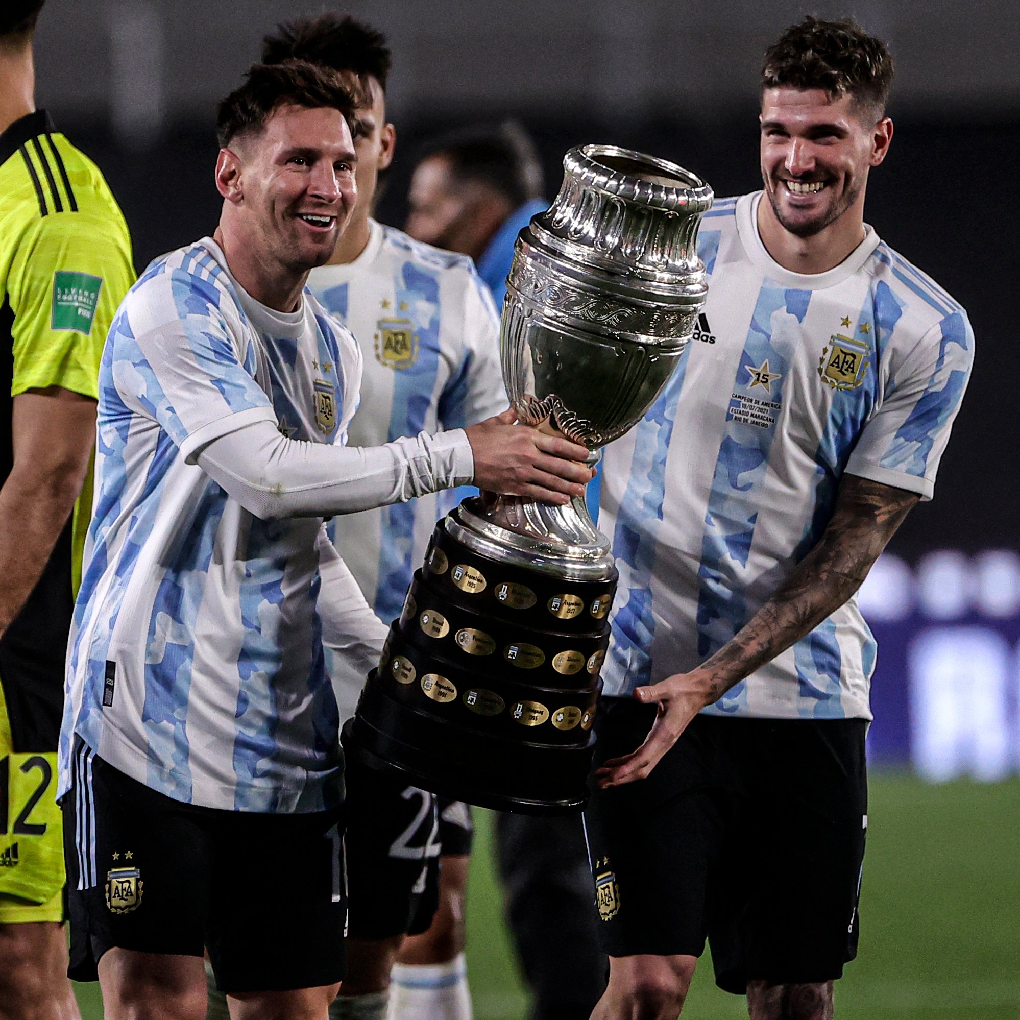 Messi cùng các đồng đội ăn mừng chức vô địch Copa America trước sự chứng kiến của 21.000 cổ động viên tới sân. Ảnh: Twitter