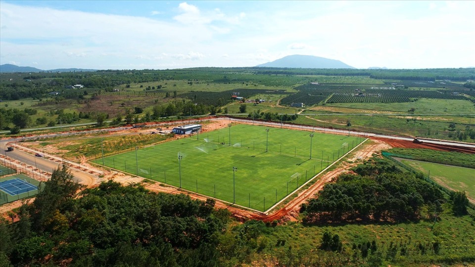 Khu Sport Complex tại NovaWorld Phan Thiet đã hoàn thành giai đoạn 1 với 2 sân bóng đá, 4 sân tennis và chuẩn bị hoàn thiện thêm khu Welcome Center.