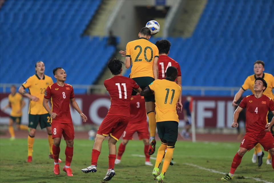 Đội tuyển Việt Nam thua thiệt trong các tình huống chống bóng bổng. Ảnh: Hoài Thu