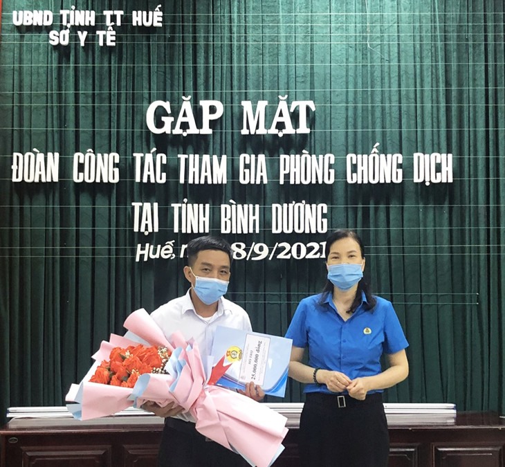 Bà Trần Thị Minh Nguyệt - Phó Chủ tịch LĐLĐ Thừa Thiên Huế đã động viên và trao hỗ trợ cho đoàn cán bộ y tế giúp Bình Dương chống dịch COVID-19. Ảnh: Hoàng Hiền.