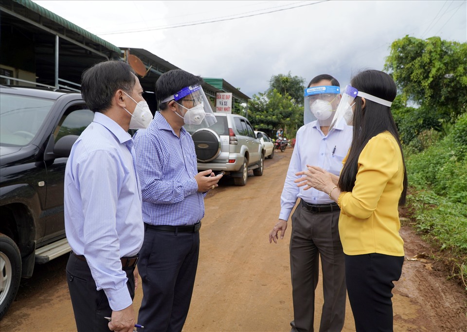 Ban chỉ đạo phòng chống dịch bệnh ở người tỉnh Đắk Nông kiểm tra ổ dịch COVID-19 ở huyện Đắk R'lấp. Ảnh:NĐ