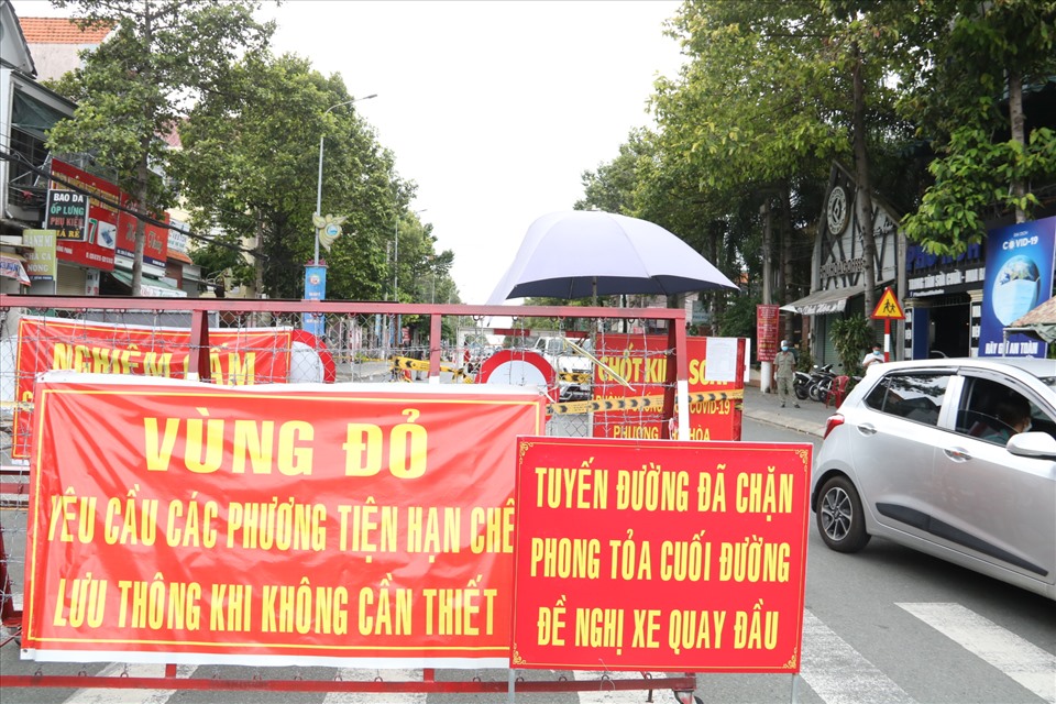 Vùng đỏ tại phường Phú Hòa Thủ Dầu Một, các phương tiện được nới lỏng hơn so với mọi khi. Ảnh: Đình Trọng