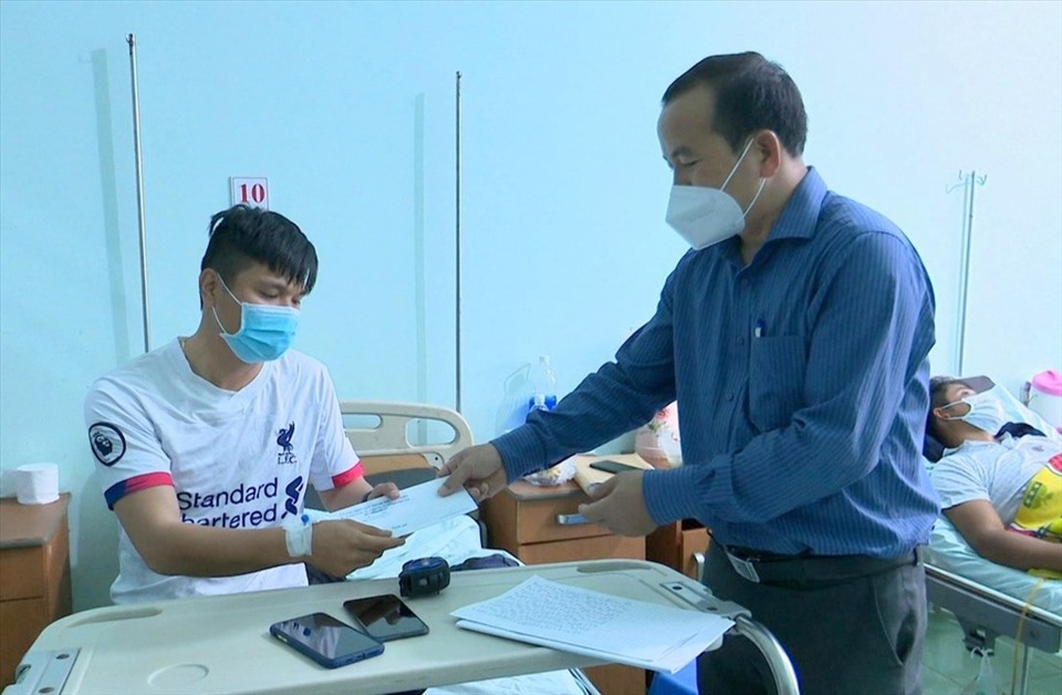 Chủ tịch UBND thành phố Gia Nghĩa thăm cán bộ Đội Quản cảnh quan đô thị đang điều trị tại bệnh viện. Ảnh:NDCC