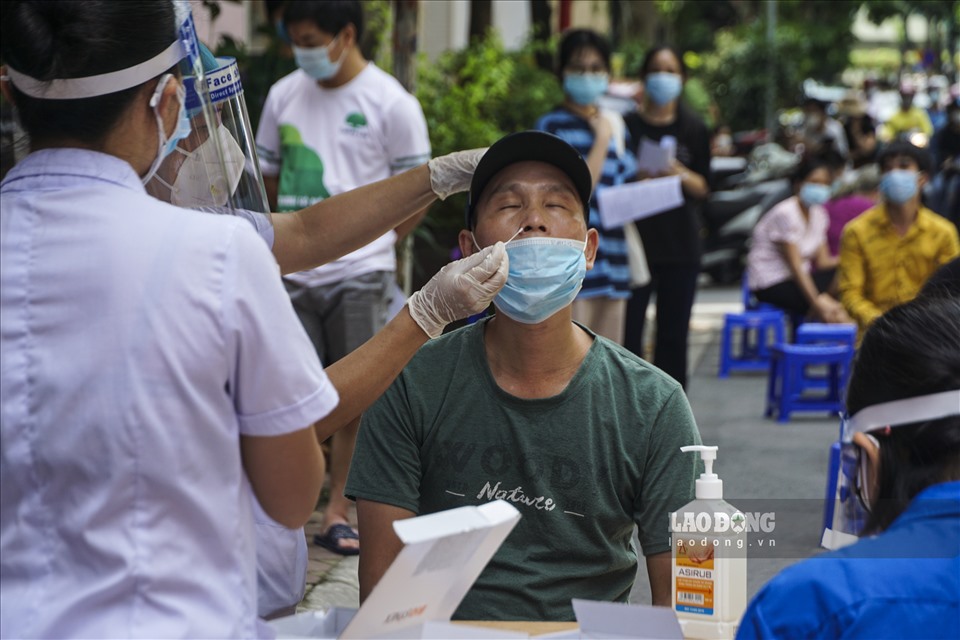 Sáng nay 10.9, ghi nhận tại phường Giáp Bát, quận Hoàng Mai, Hà Nội, người dân xếp hàng đến tiêm chủng vaccine phòng COVID-19. Trước khi vào tiêm, tất cả đều được hỗ trợ lấy mẫu xét nghiệm.