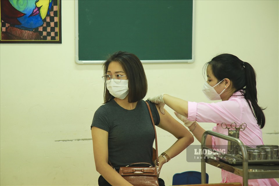 Tất cả những người đến tiêm vaccine đều được cấp giấy chứng nhận ngay sau khi hoàn thành mũi tiêm và theo dõi sau tiêm 30 phút.