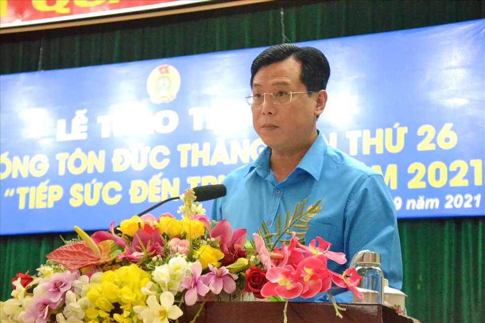 Phát biểu tại buổi lễ, ông Nguyễn Nhật Tiến yêu cầu các cấp Công đoàn phải trao hỗ trợ vừa đảm bảo an toàn phòng chống dịch, vừa đảm bảo kết thúc trước ngày 15.9.2021. Ảnh: LT