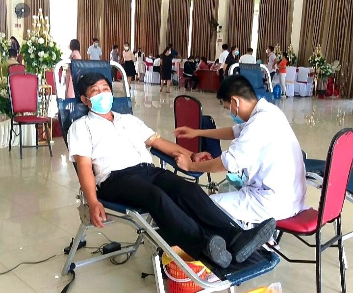Thầy Lê Thanh Sơn - Công đoàn trường THPT Thuận An hiến máu tình nguyện 12 lần. Ảnh: Tâm Nhân.