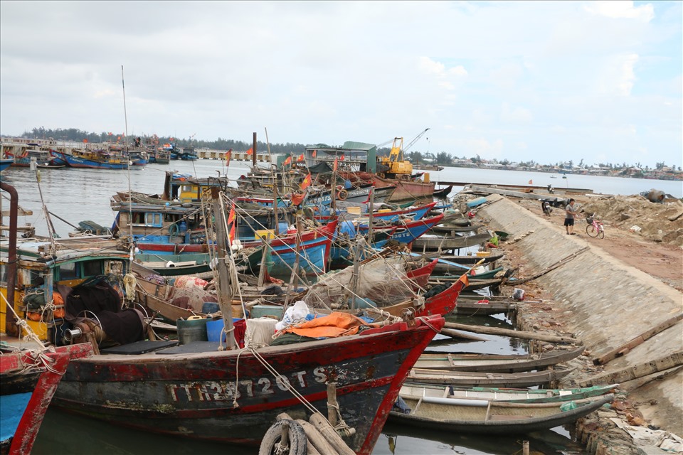 Cảng cá Thuận An (TP. Huế) đón nhiều tàu về neo đậu tránh bão số 5. Ảnh: PĐ.