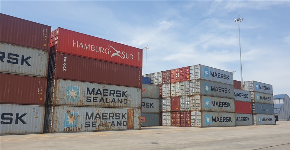 1.215 container từ tàu Cape Moss được dỡ xuống Cảng container quốc tế Cái Lân. Ảnh: Nguyễn Hùng