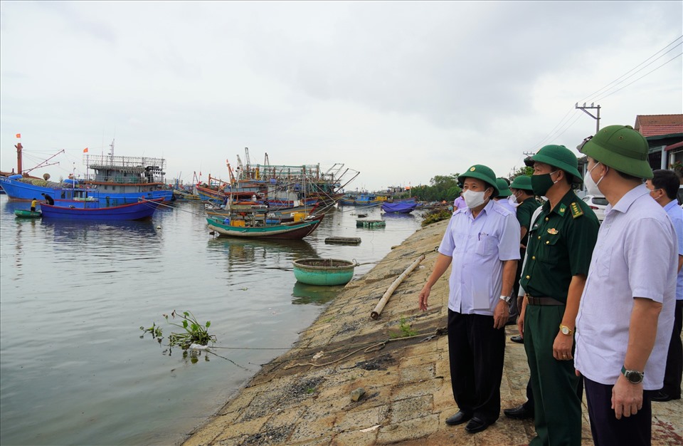 Lãnh đạo tỉnh Quảng Trị kiểm tra công tác phòng chống bão số 5. Ảnh: TN.
