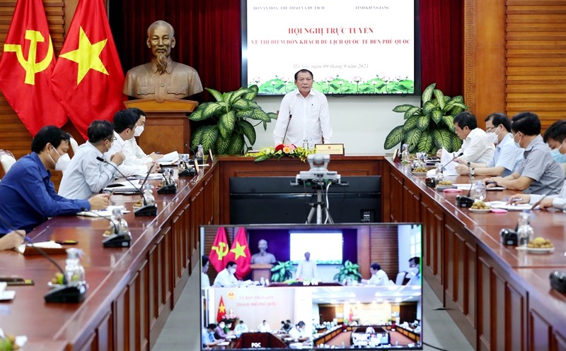 Hội nghị trực tuyến về công tác chuẩn bị cho việc thí điểm đón khách quốc tế tới Phú Quốc (Kiên Giang) diễn ra vào đầu tháng 9. Ảnh: LĐ