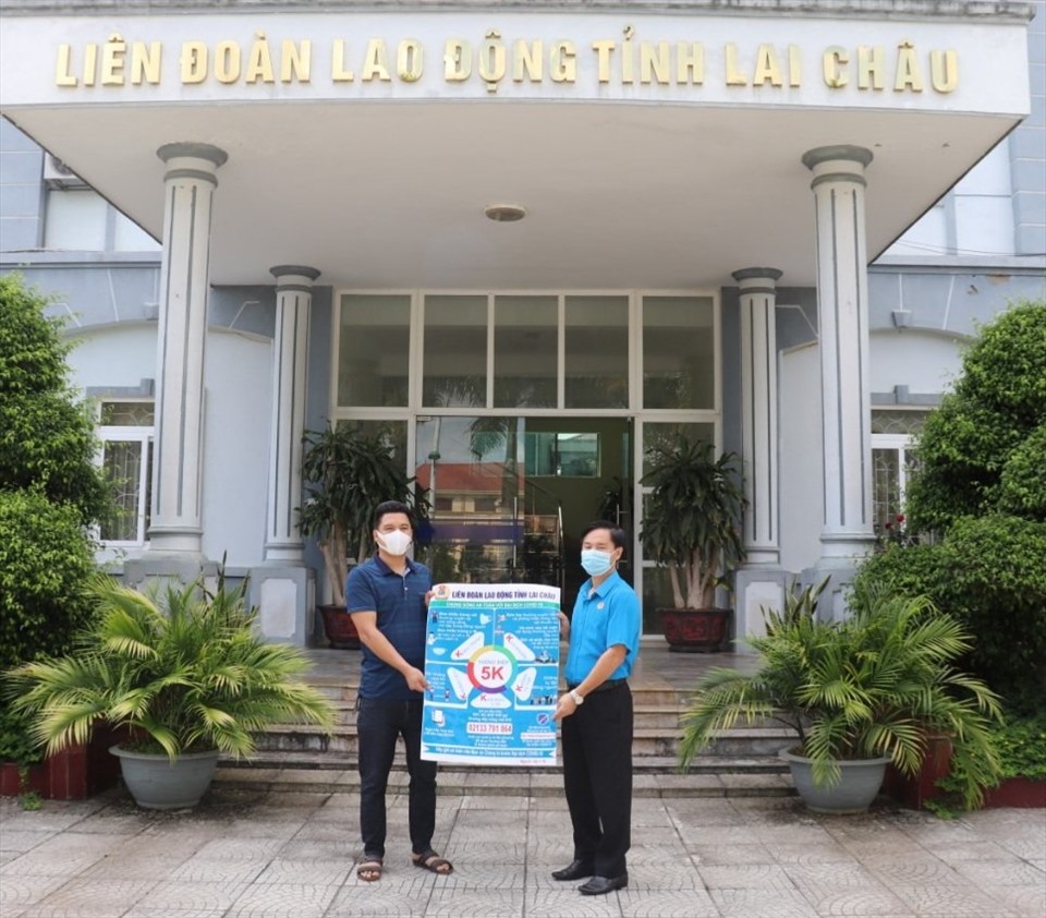 Ông Hoàng Văn Trinh - Phó Chủ tịch LĐLĐ tỉnh Lai Châu trao tờ infographich thông điệp “5K” cho Hiệp hội Doanh nghiệp tỉnh.