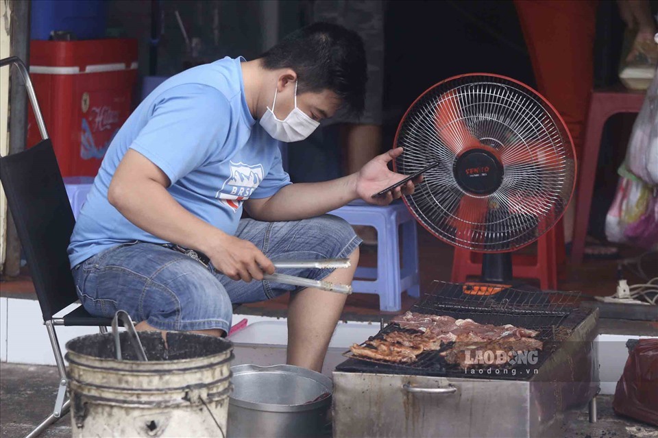 Theo chủ một số cửa hàng, sau khi đăng ký với phường thì được phường thẩm định, rà soát, đánh giá cơ sở đạt quy định và họ đã mở cửa kinh doanh trở lại.