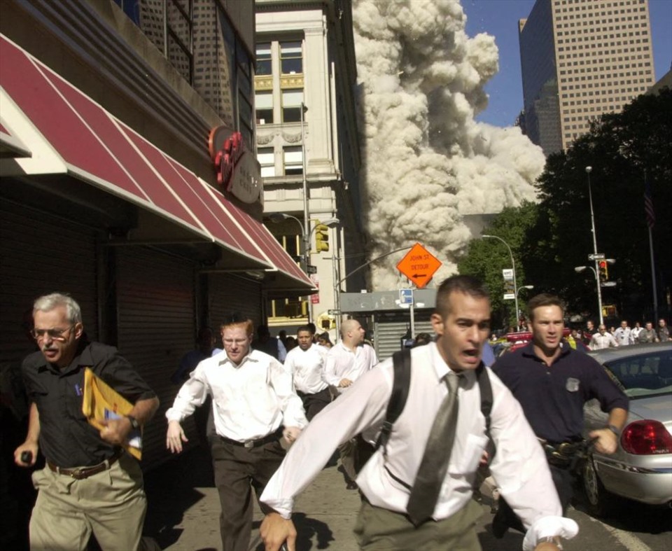 Mọi người chạy trốn khỏi khu vực tòa tháp Trung tâm Thương Mại Thế giới sụp đổ trong vụ tấn công khủng bố ngày 11.9.2001. Ảnh: Suzanne Plunkett