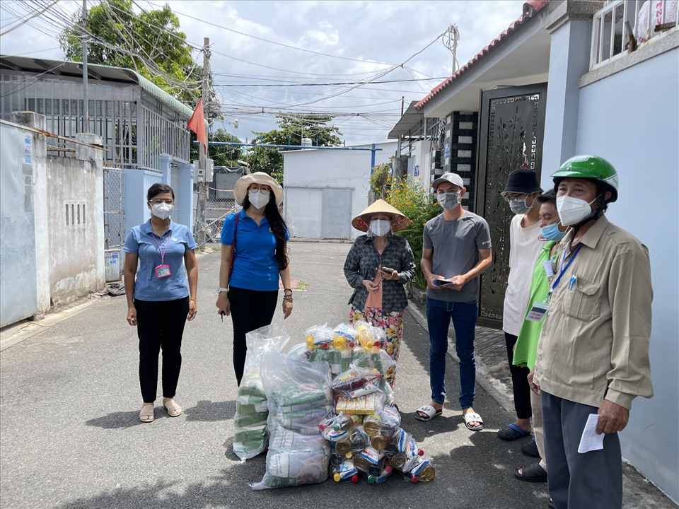 Tặng quà cho người lao động tại một khu phòng trọ ở Phường 10, TP.Vũng Tàu. Ảnh: LĐLĐ